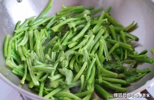 茄子|入秋后,吃茄子吃豆角,不如吃它,1块5一斤,钙却是鸡蛋的6倍