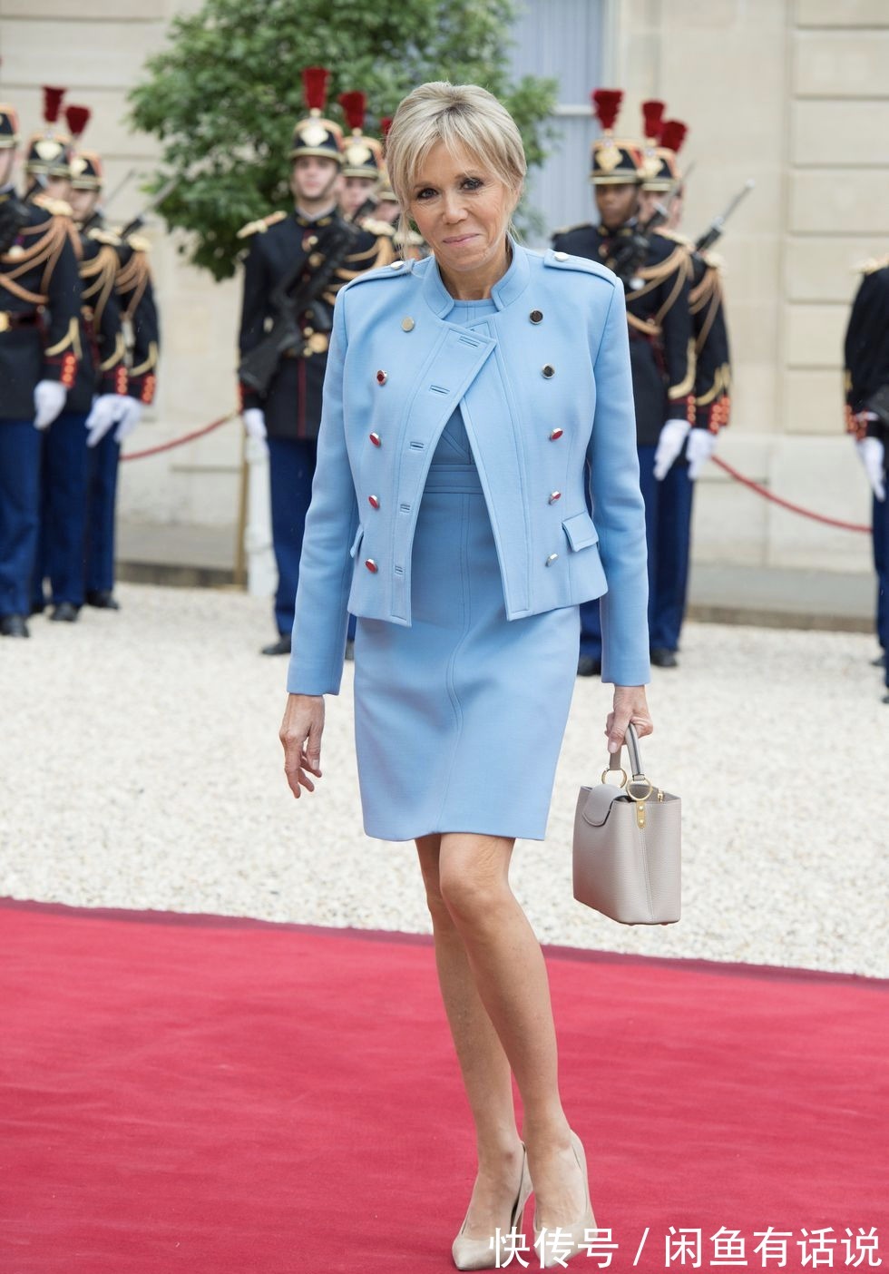 裸色|法国夫人不服老,67岁穿及地裙还配10cm高跟,马克龙宠妻全程扶着