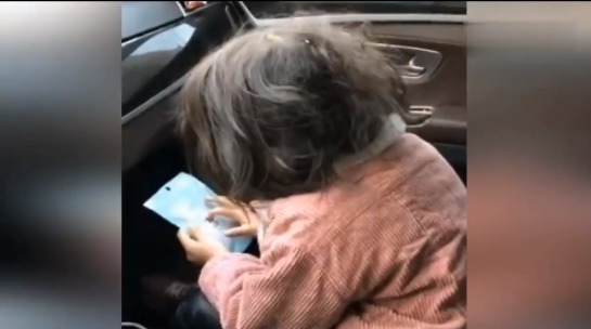 妈妈|让老公带一天的娃,妈妈上车看到这画面愣住:这是谁家孩子?