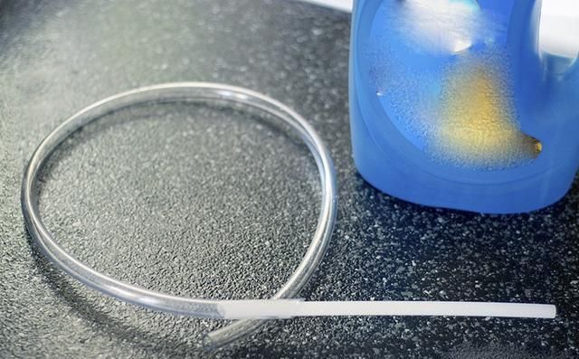 洗洁精|洗了这么多年的碗,才知道打开水槽上的小孔,塞一根软管方便洗碗