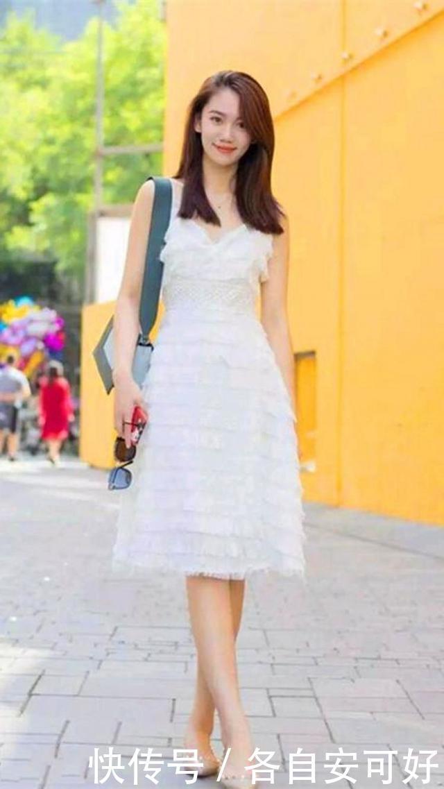 开衫|街拍蓝黄色的格子裙外搭休闲开衫简洁靓丽