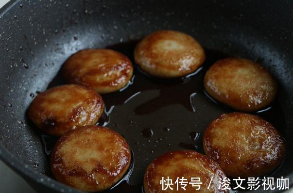 芋头做成的红糍粑，1块芋头1把糯米饭，软糯又香甜