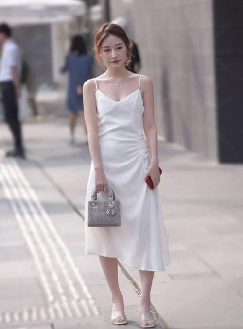 一身优雅长裙，轻盈大方又显知性时尚气质，高挑女生更爱穿