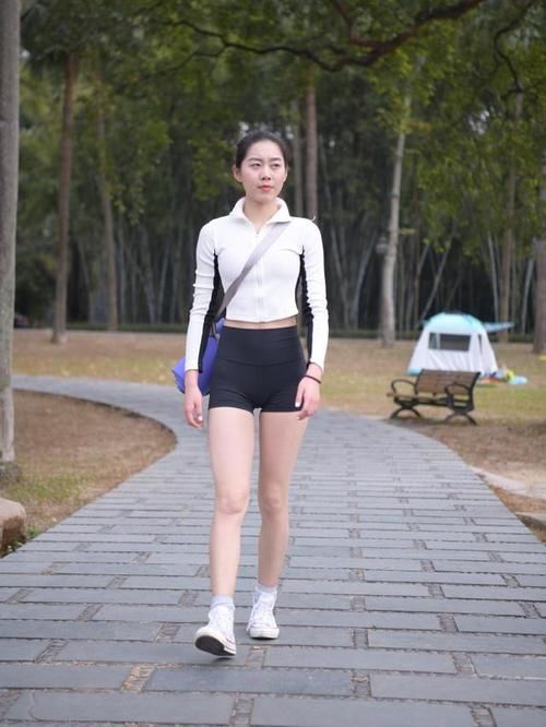 街拍|不会搭配运动装？白色卫衣+黑色瑜伽短裤，轻松点亮整个夏天
