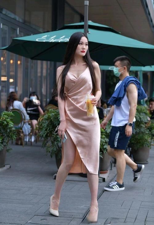街拍 飘逸动人的瑜伽裤穿出时尚丽人美,营造完美气质,衬托贵气