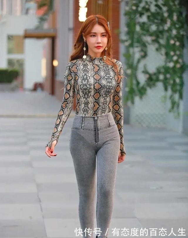 减龄 打底裤的穿搭把减龄靓丽尽显展现出来,彰显干练美!