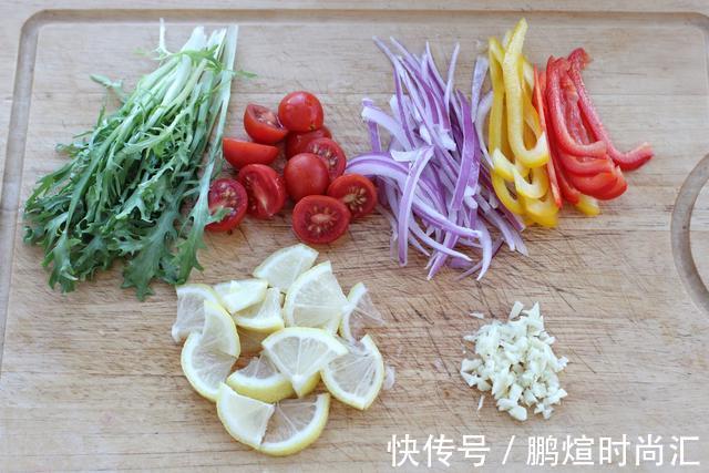 辛墨墨|鸡胸肉拌着吃,爽口开胃清香无比,高蛋白低脂肪减肥期也毫无负担