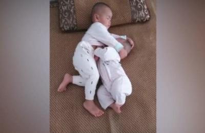 哥哥|看到弟弟饿了,哥哥竟模仿妈妈,看了笑得直不起腰来