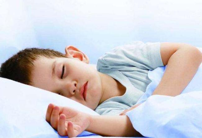 踢被子|宝宝睡觉踢被子不要担心,原因可能是这样,几个方法轻松解决