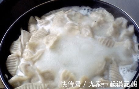 煮饺子,最忌开水下锅,大厨多加这一步,饺子鲜嫩多汁不破皮