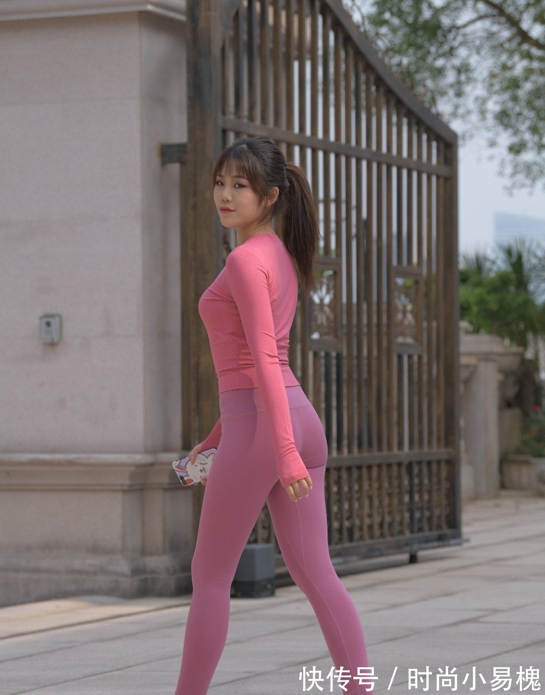运动穿搭 一身简单运动穿搭,浅浅一笑温柔似水,气质出众