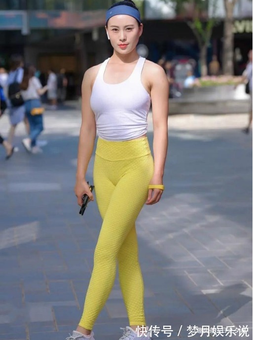 束缚感 丰润多姿的打底裤美女,给路人上了一堂“形体课”!