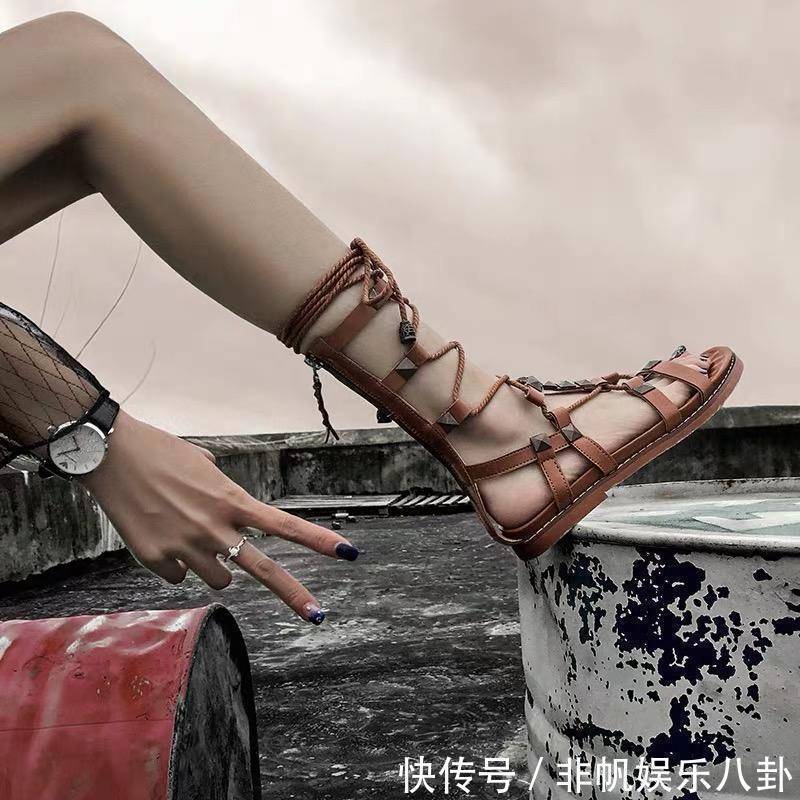 时尚 缠绕在足尖的视觉冲击,绑带凉鞋复古时尚,散发诱人魅力