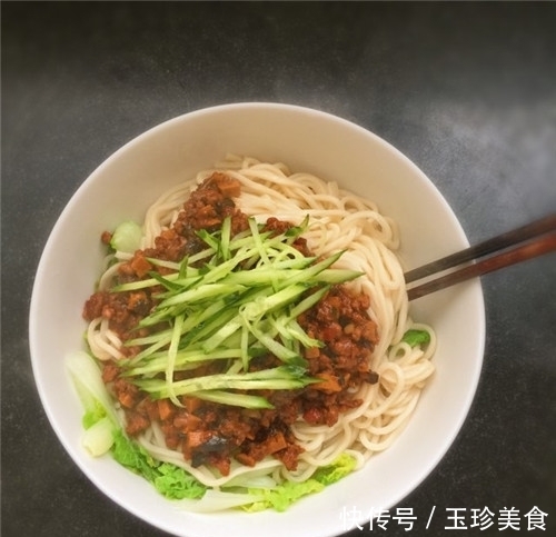 炸酱面|在家也能自己动手做炸酱面,做法简单,快来学习吧