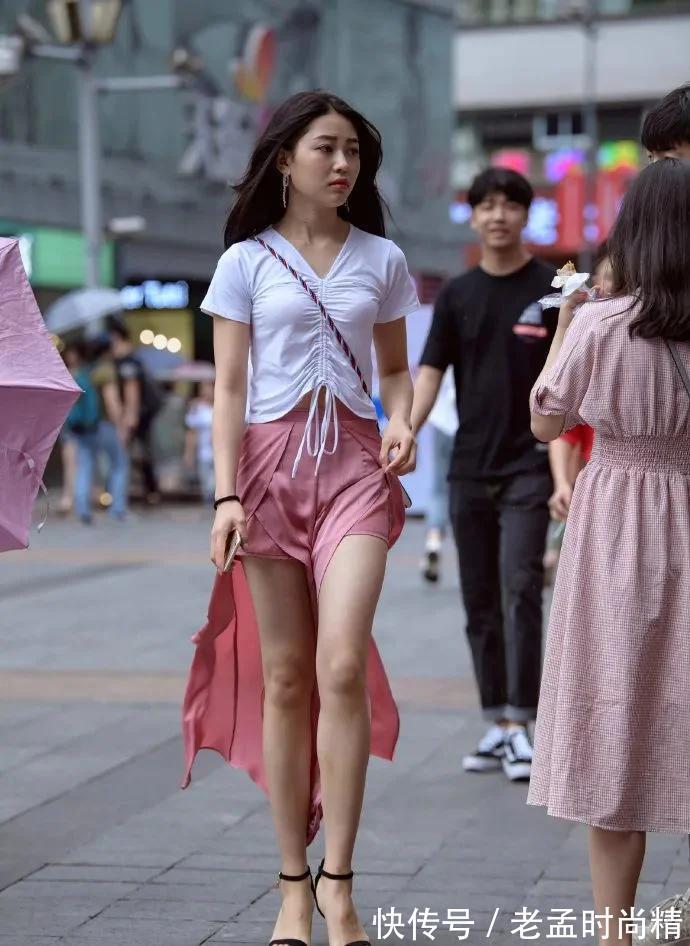 时尚 街拍:时尚潮流女装,穿搭红色裙子的女子,潇洒的走太漂亮了