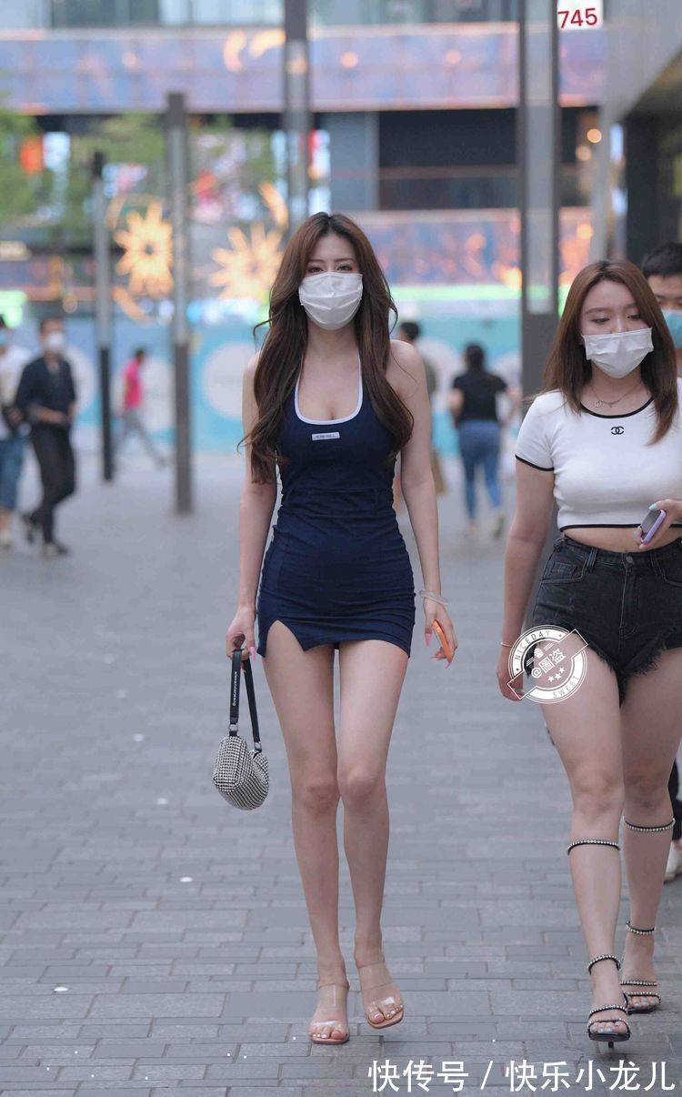 时尚 精致大方的连衣裙充满美俏的时尚感,气质十分出众,经典耐看