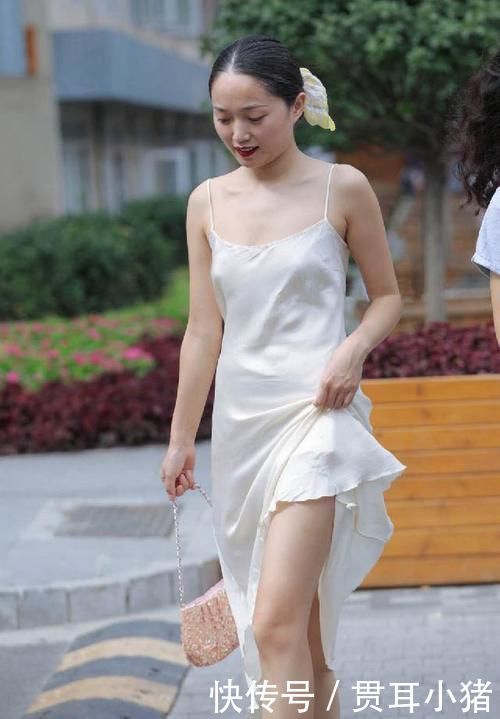 尽显|春季轻熟风的穿搭,奶白色绸缎吊带裙+高跟拖鞋,尽显国际大牌范
