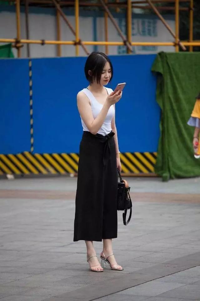 身穿|街拍:小姐姐身穿短款的黑色背心,清爽又气质