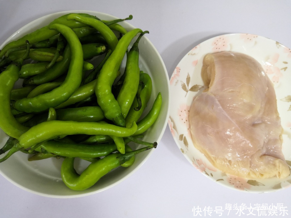 鸡胸肉|晚餐,宝爸做了拿手菜,鸡胸肉多一步,香又嫩,给猪肉都不换