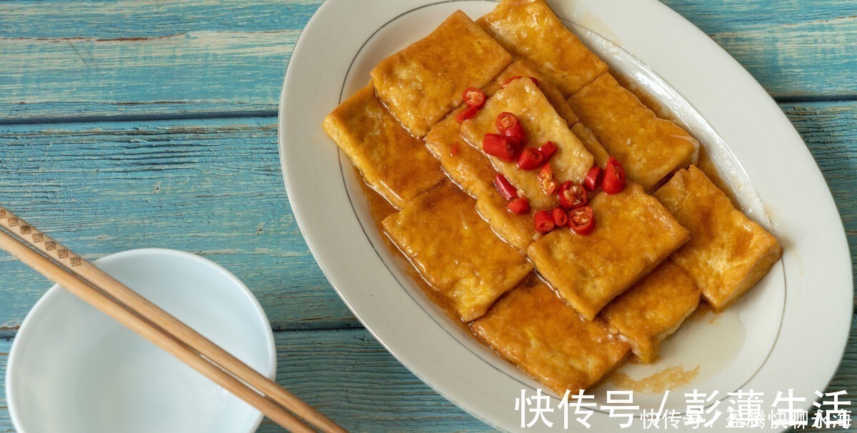 煎豆腐时，加面粉还是淀粉，教你正确的方法，豆腐不碎不破不粘锅