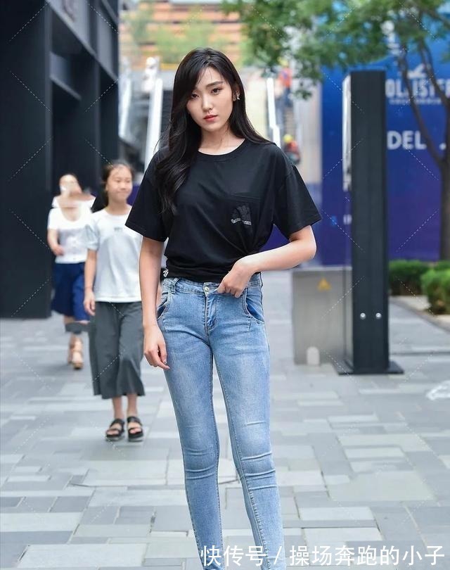 穿搭 微胖身材这样穿才好看,黑色T恤搭配紧身牛仔,遮肉还显迷人小蛮腰
