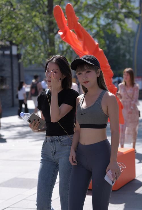 路人街拍阳光活力的健身小姐姐,凹凸好身材轻松碾压闺蜜