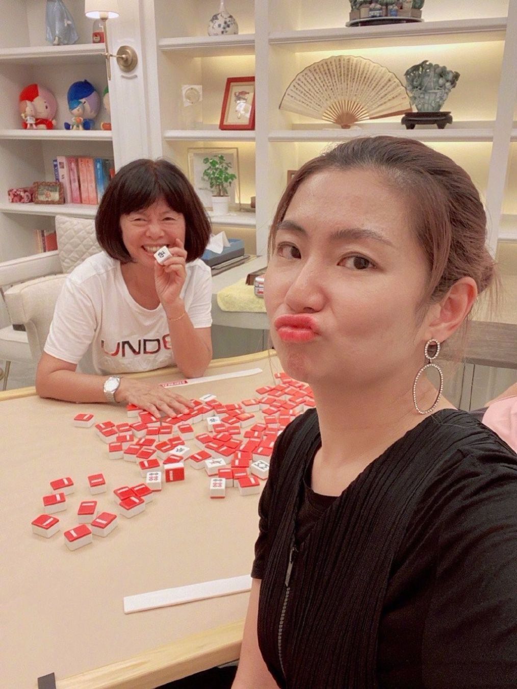 依然|任家萱爬山晒素颜，脸上疤痕明显，但面对镜头依然自信