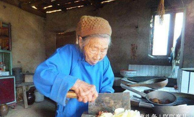 孝顺|“新型啃老”流行,子女看似很孝顺,老人实则苦不堪言