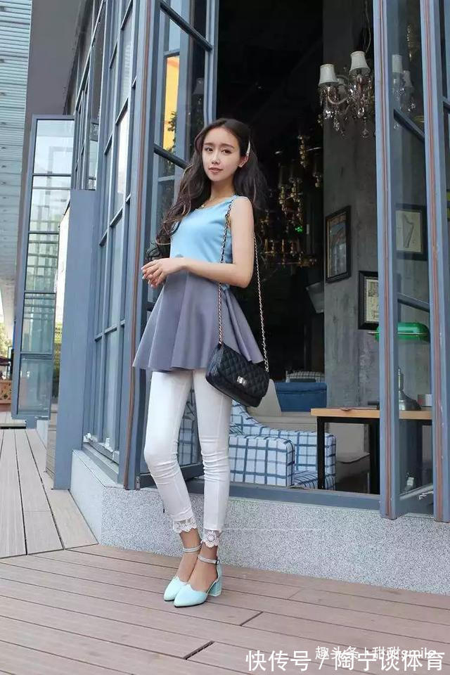 搭配 美女搭配一双尖头的小高跟鞋,自然散发出一种知性轻熟的女性气质