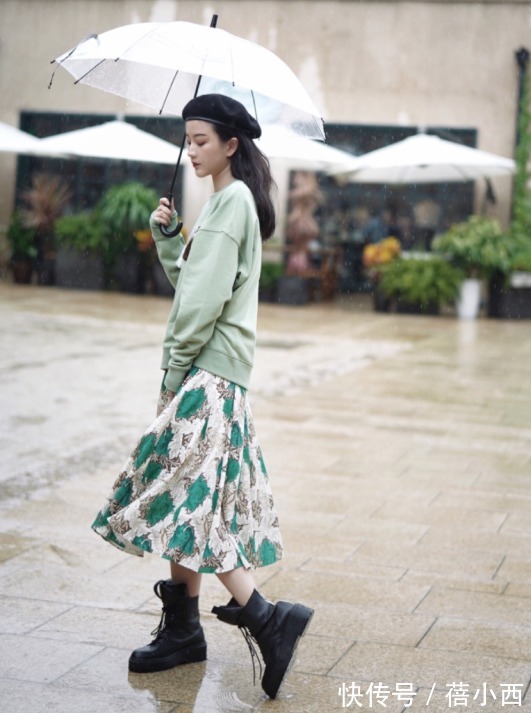 牛仔裤 卫衣才是春季的搭配王者,配裤子、裙子都超美,轻松远离老土感