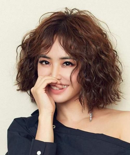 45岁左右的女人,过年别再烫“大妈卷”!试试这3款发型,特好看