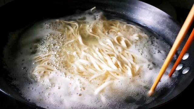 煮面条时，开水下锅就错了，教你一招，面条爽滑劲道，真好吃