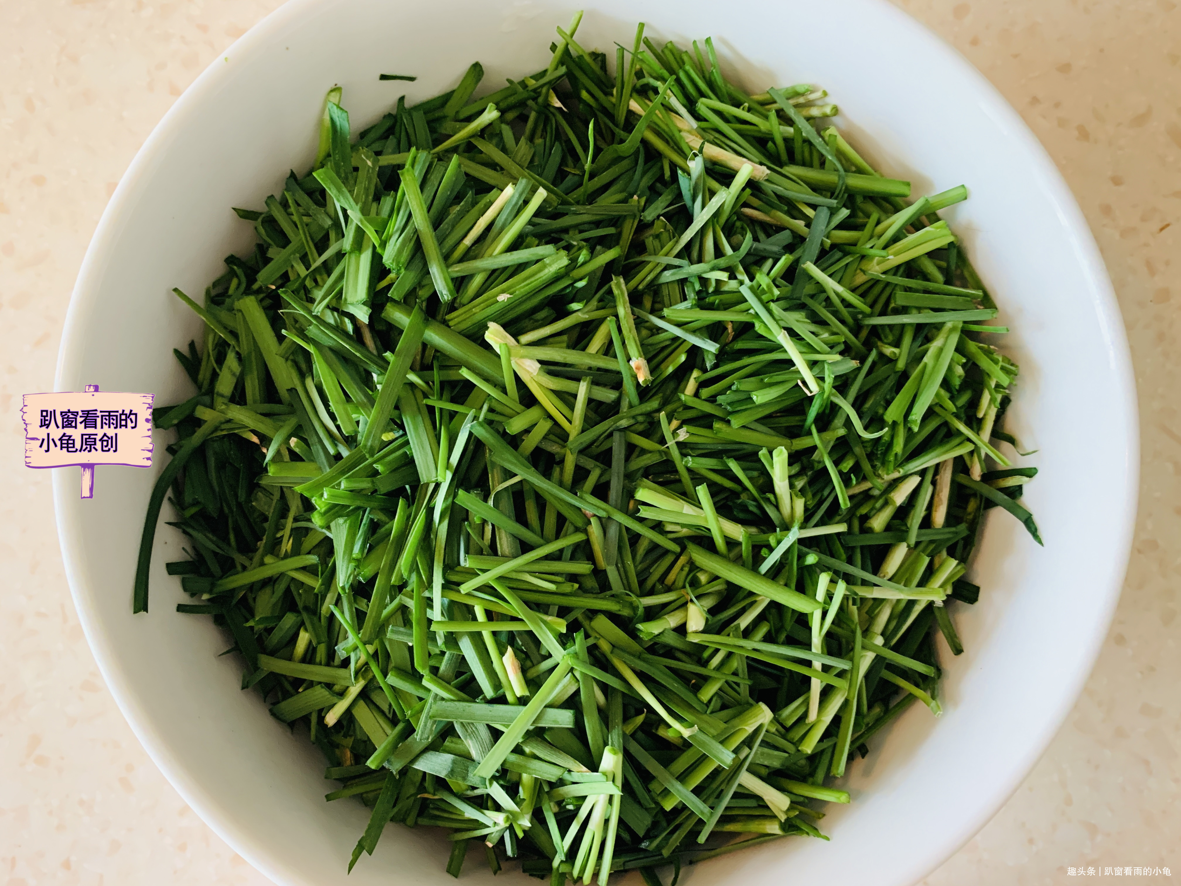 秋天,韭菜腌着吃,是三餐必备的百搭小菜,开胃下饭,放一年不坏