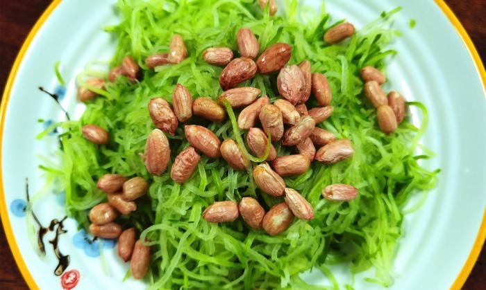 天冷了,吃这菜正当时,价格便宜营养高,简单一蒸,热乎乎真解馋