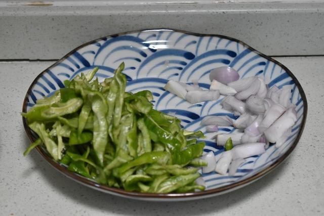 桂皮|猪身上这肉柔韧又脆富含胶质，先卤后炒味道鲜香，美容下酒棒极了