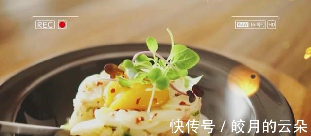 搭配|开启剩饭新模式,不炒、不煮、不蒸,搭配1个鸡蛋,出锅秒光盘!