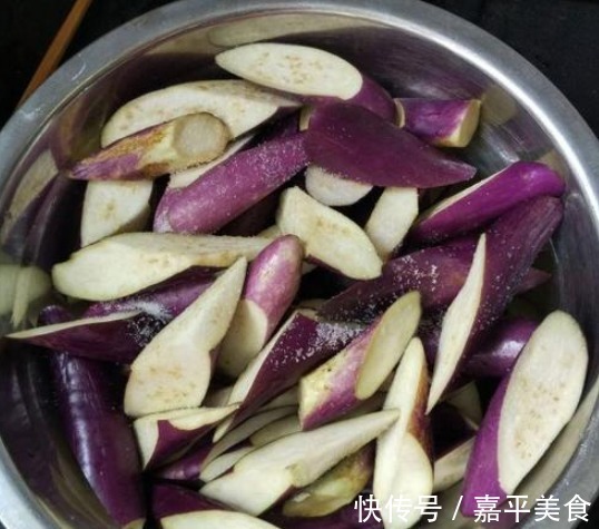 茄子|炒茄子时，先倒油是大错，又硬又没味，还油腻，学会“多做一步”