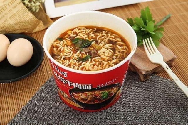 一模一样|康师傅推出牛肉面馆,实物与包装上一模一样,可顾客却并不买账