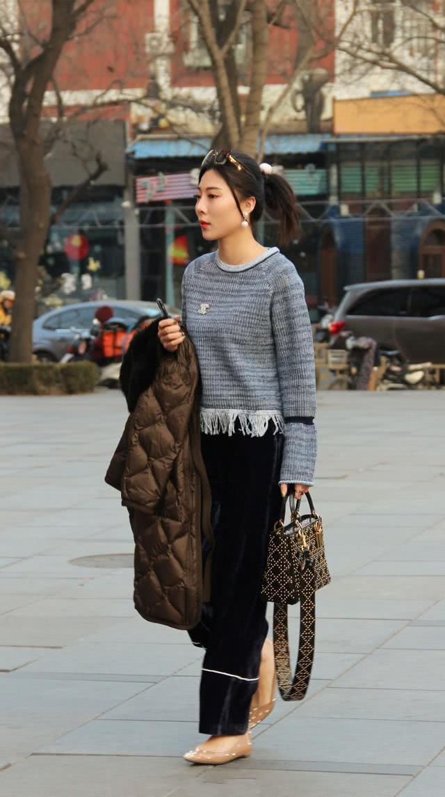 打底裤裤 背带牛仔裤,打造出十足的休闲范,看起来更加的年轻活力