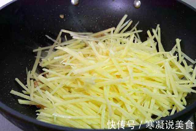 61年大厨炒土豆丝时,牢记3个技巧,土豆丝不粘锅,脆嫩入味
