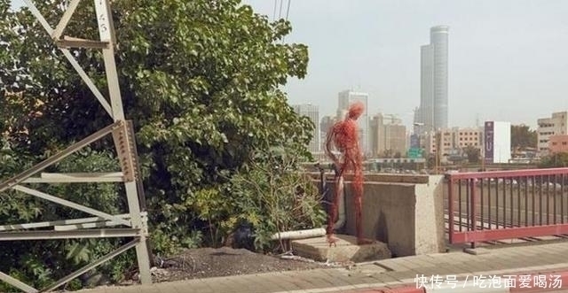 猎奇君&他在作品中将人的皮肤变成透明,看完后感觉不能直视身体了!