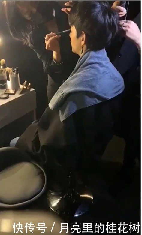 丁真首次亮相上海时装周,身穿民族服饰看秀,献花设计师