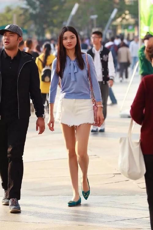 美女脚上一双优雅的尖头高跟鞋，更能够展示出她身上优雅的女人味