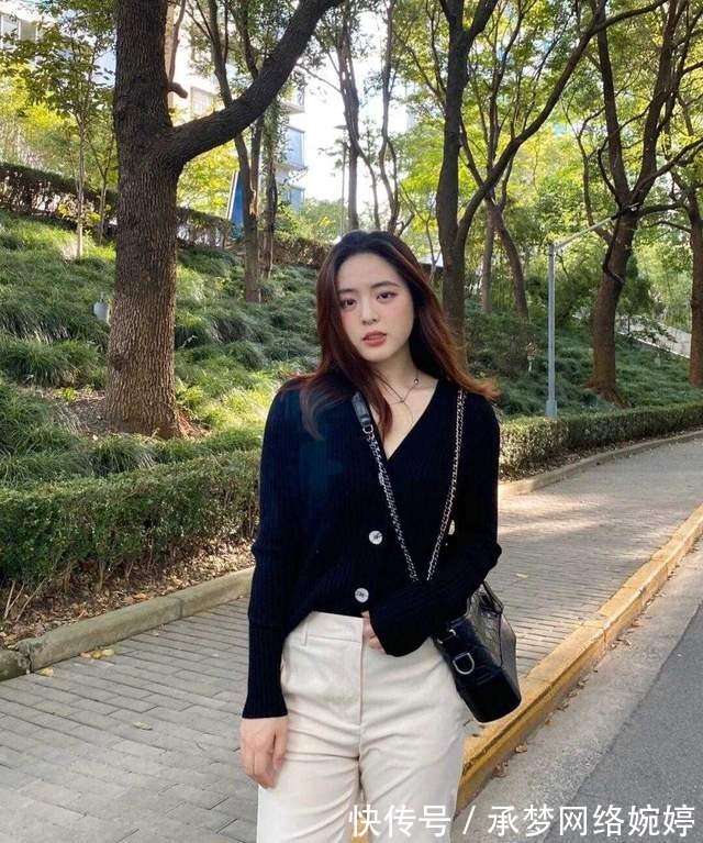 搭配 入秋以后,烟管裤再次成为时尚新宠,搭配针织衫,还能提升气质