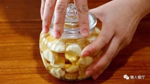 腌腊八蒜,牢记“3要3不要”,大蒜个个碧绿,汤汁清澈,爽脆可口