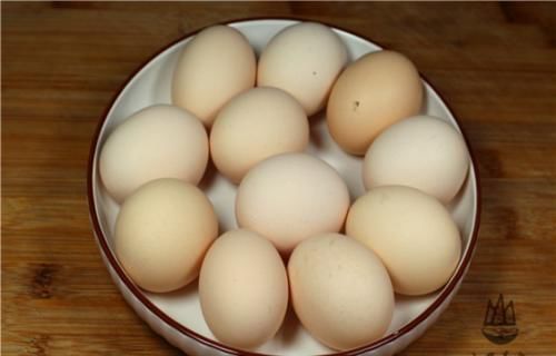 荷包蛋不要水煮了，大厨教我用一块布，一锅4个，个个又圆又嫩