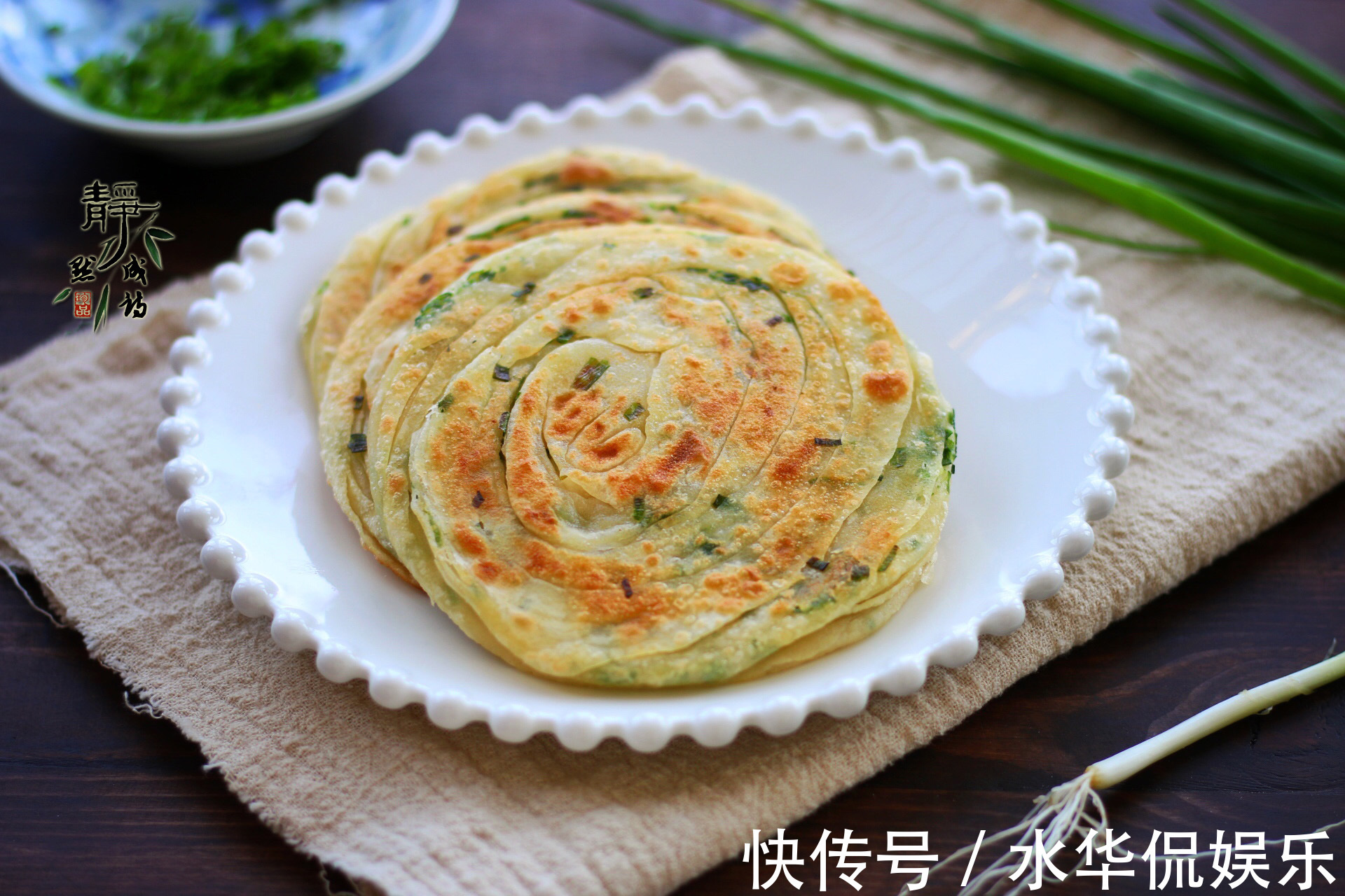 层次|葱油饼如此做,外脆里嫩层次多到数不清,边烙边吃,烙完也吃饱了