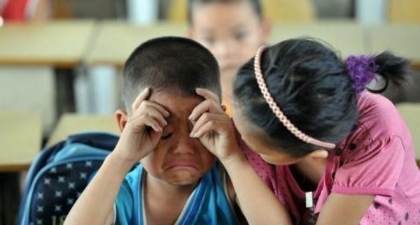 训斥|动不动就哭的孩子,与忍着不哭的宝宝,两者长大后有何区别?