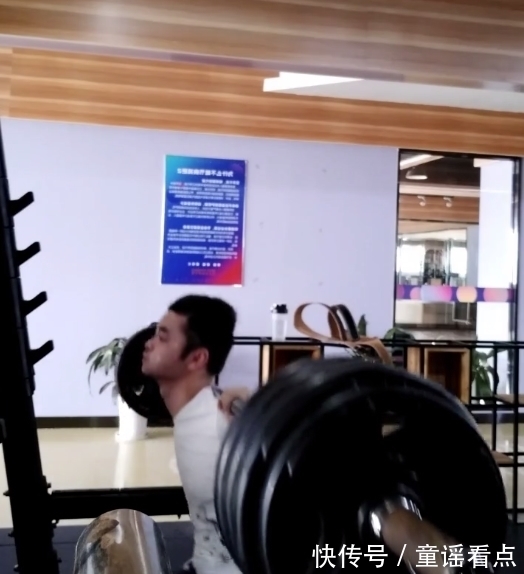 重量|體重55KG，硬拉110KG宛如空杠？這小伙真有勁！