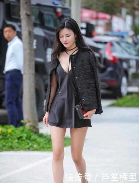 街拍看到小姐姐弯腰穿袜子的样子好迷人，魅力在不经意间散发